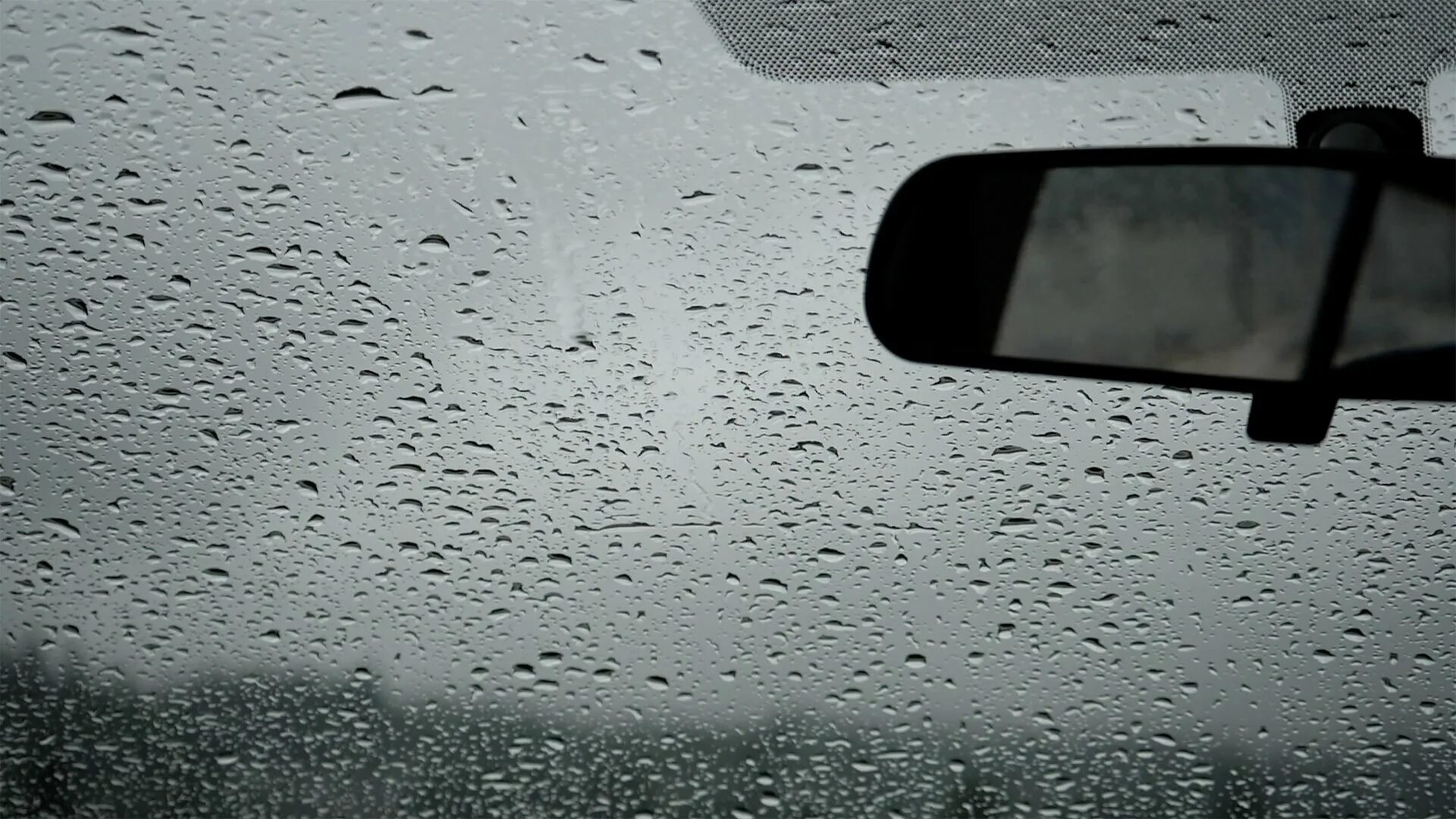 Машина дождь. Запотевшее стекло в машине. Дождь на стекле автомобиля. Дождь из окна машины.