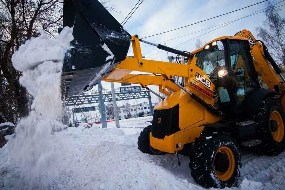 Аренда трактора снег. JCB 3cx зима. Уборка снега JCB 3cx. Экскаватор-погрузчик JCB 3cx уборка снега. Уборка снега трактором JCB 3cx.