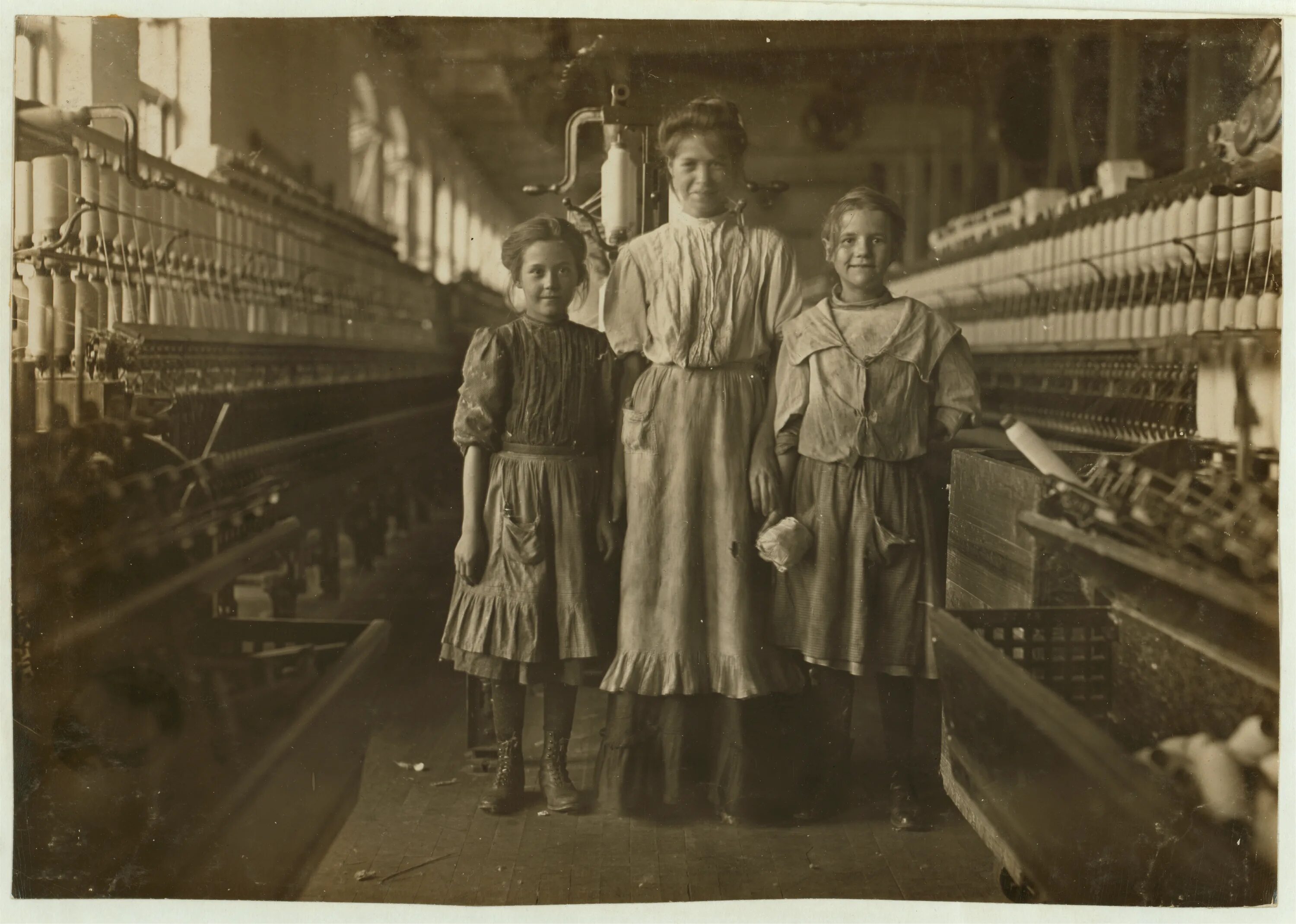 Льюис Хайн девочка на ткацкой фабрике. Детский труд в Англии 19 век. Льюис Хайн детский труд. Фабрика в царской России в 1908.