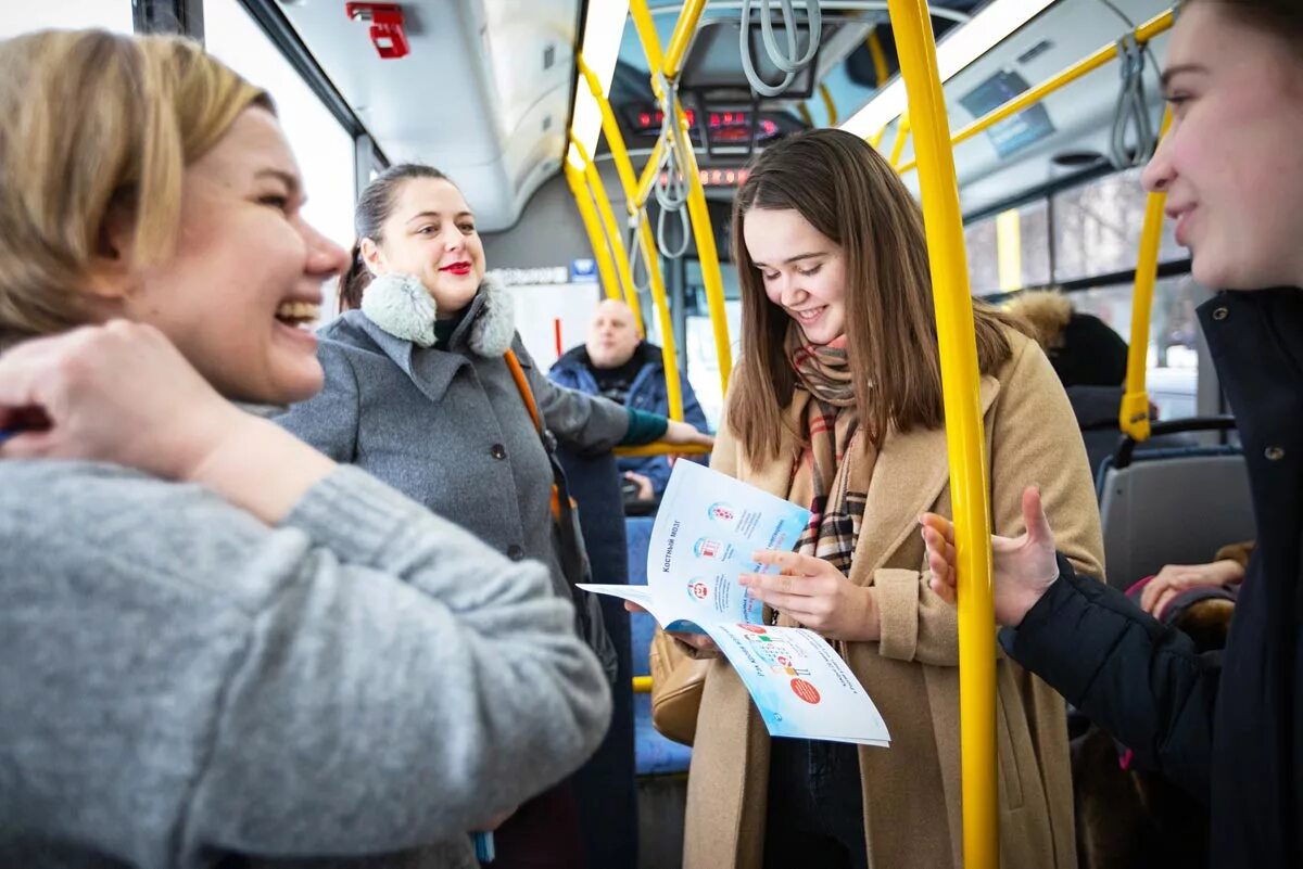 Пассажиры в автобусе. Пассажиры троллейбуса. Автобус внутри с пассажирами. Пассажиры в автобусе. Люди в автобусе.