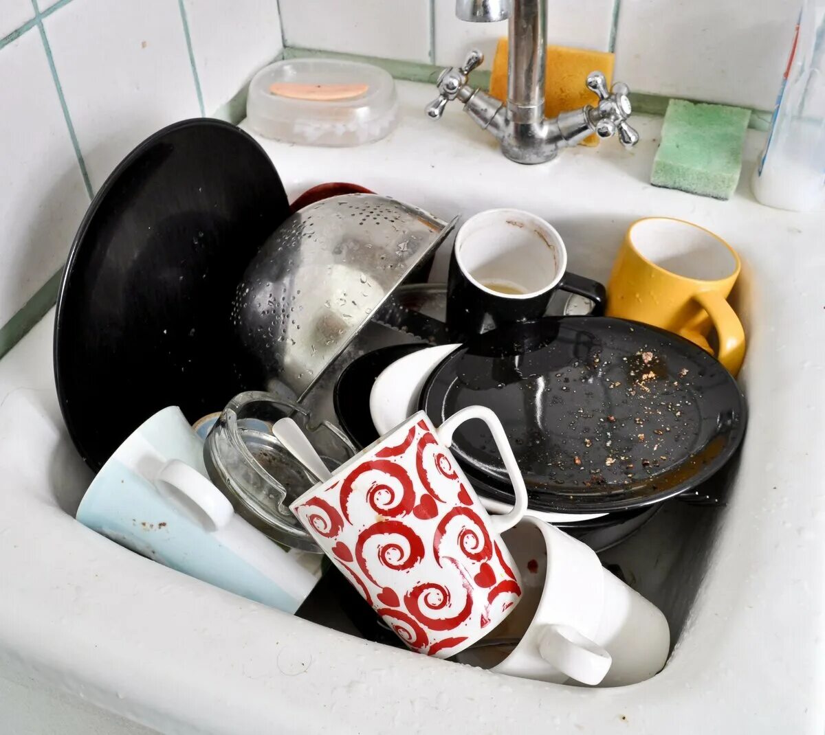 Видеть грязную посуду. Посуда в раковине. Грязная посуда. Умывальник для посуды. Посуда d hfrfdbzt.