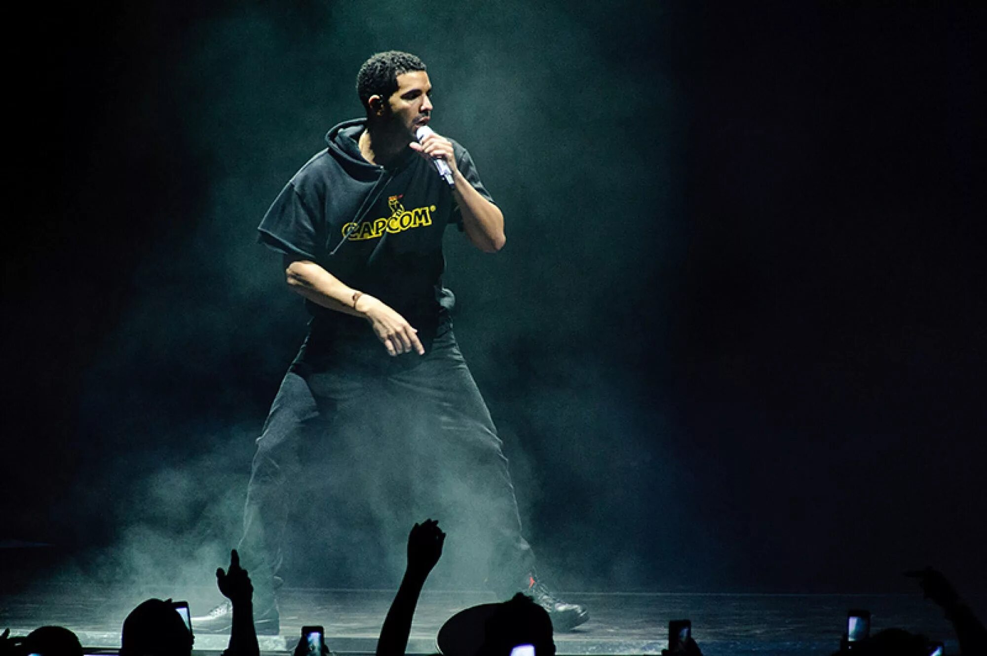 Рэп сказочная. Drake на сцене. Рэпер на сцене. Рок концерт. Drake концерт.