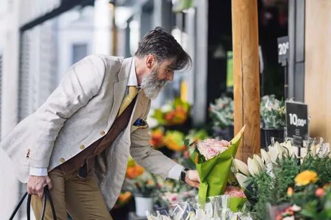 Какие мужчины покупают цветы