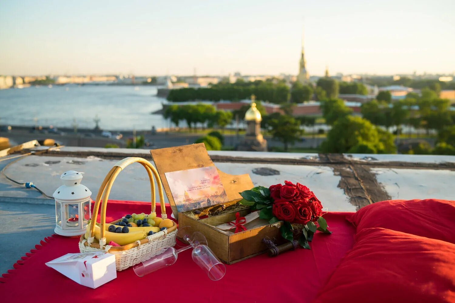 Экскурсии по парадным крышам санкт-петербурга. Свидание на крыше. Фотосессия на крыше образы. Куда сходить в питере на свидание. Фотосессия на набережной.