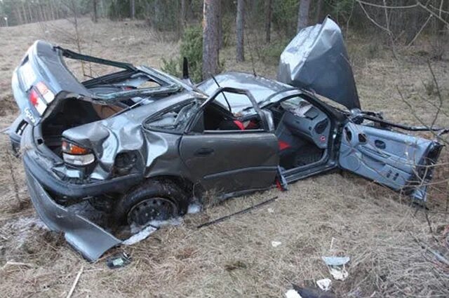 ваз 2112 купе битая. разбитый форд фокус 3. дтп форд фокус 2 черный. ваз 2112 серая битая. разбитая ваз 2115 драйв.