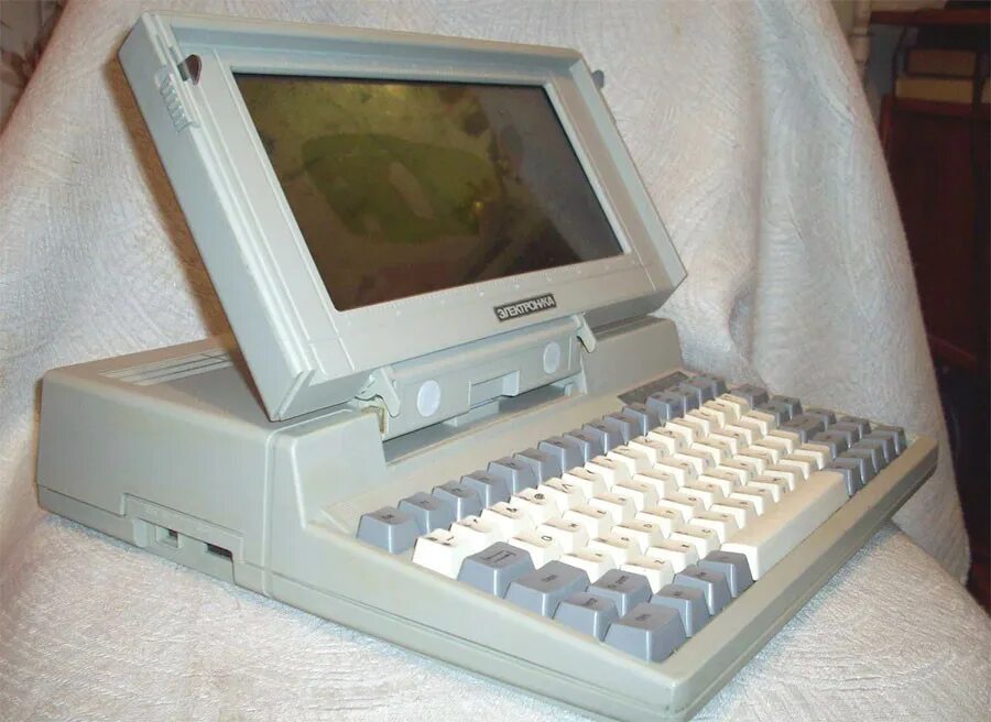 Как назывались первые компьютеры в ссср. Компьютер «электроника МС 1504». Советская микро-ЭВМ ДВК-2. Ноутбук МС-1504. Первый ноутбук в СССР.