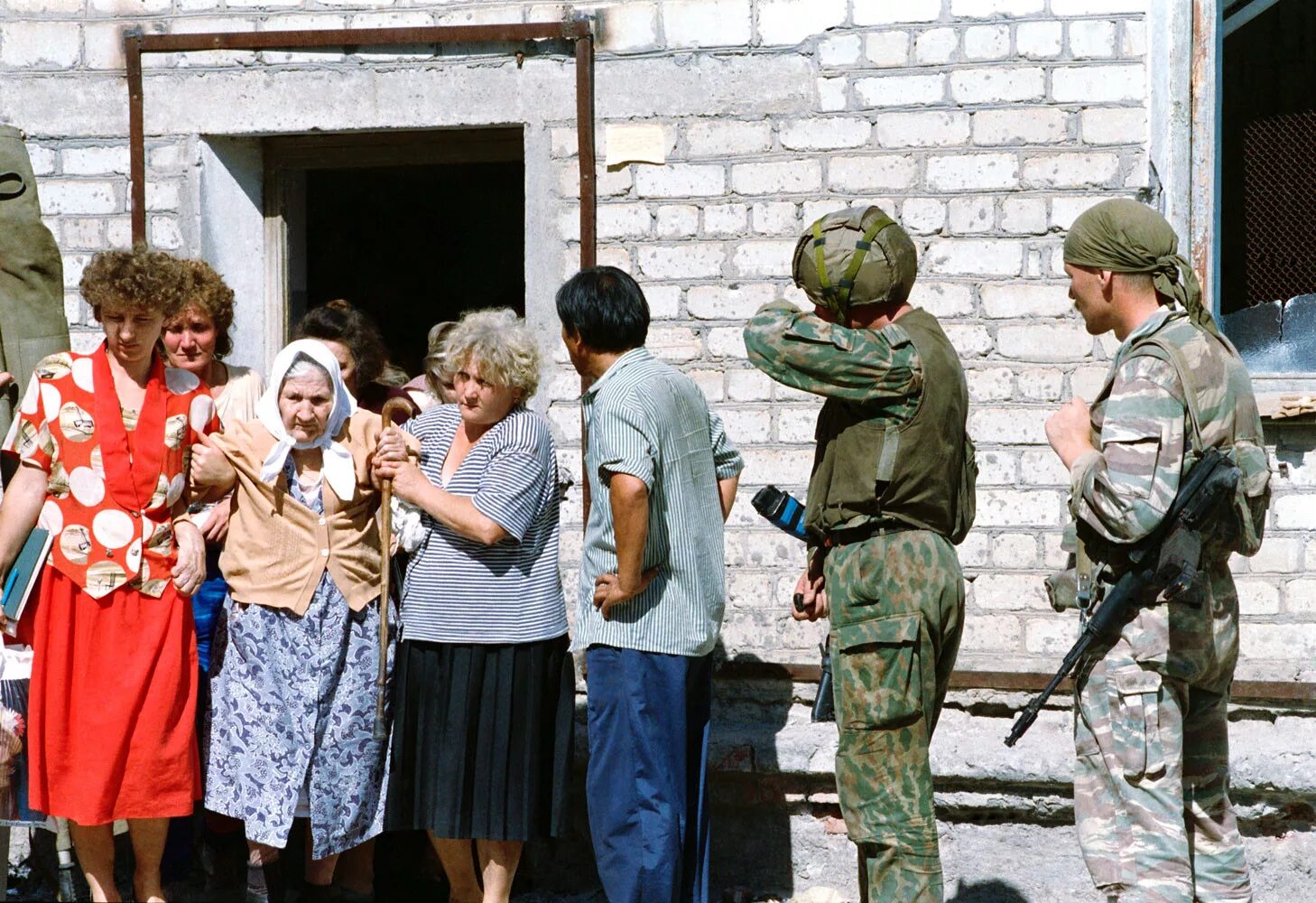 Мирно нападение. Штурм больницы в Буденновске 1995. Буденновск 1995 год Альфа.