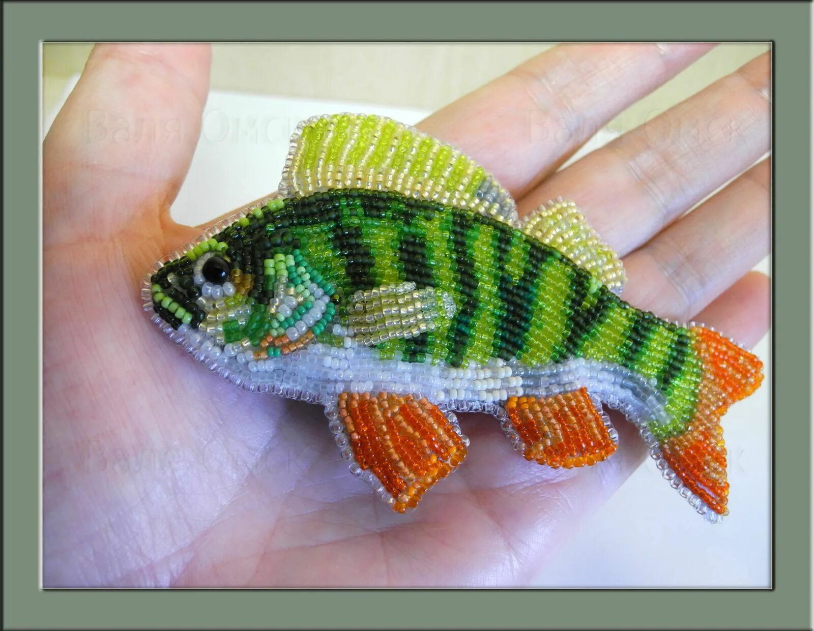 Брошка из бисера золотая рыбка. Плетение бисером брелок. Брошь рыба. Рыба из бисера. Брошь из бисера рыба.