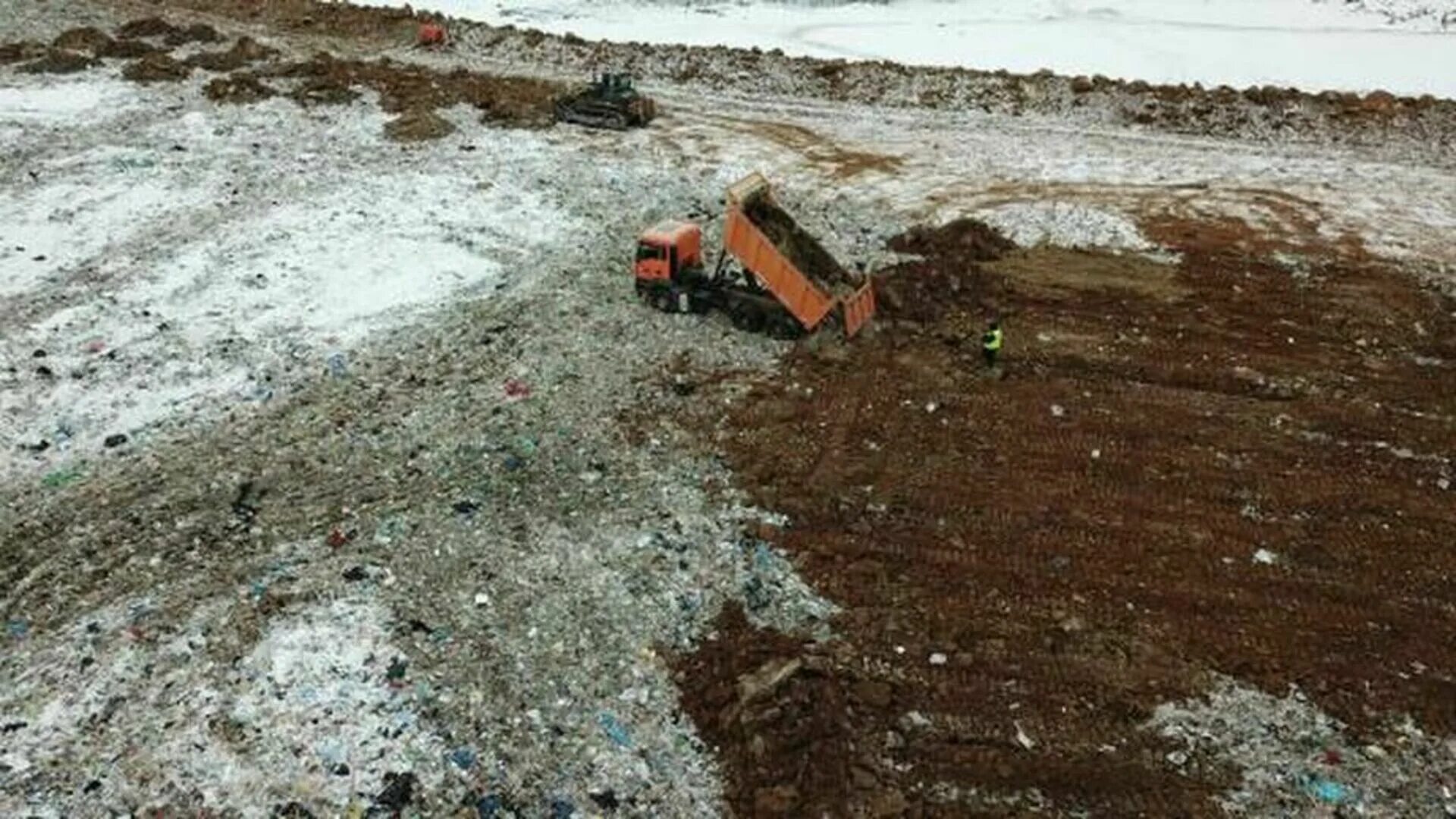 Земляная засыпка. Захоронение отходов на полигонах. Свалка грунта. Захоронение ТБО на полигонах. Земляной полигон.