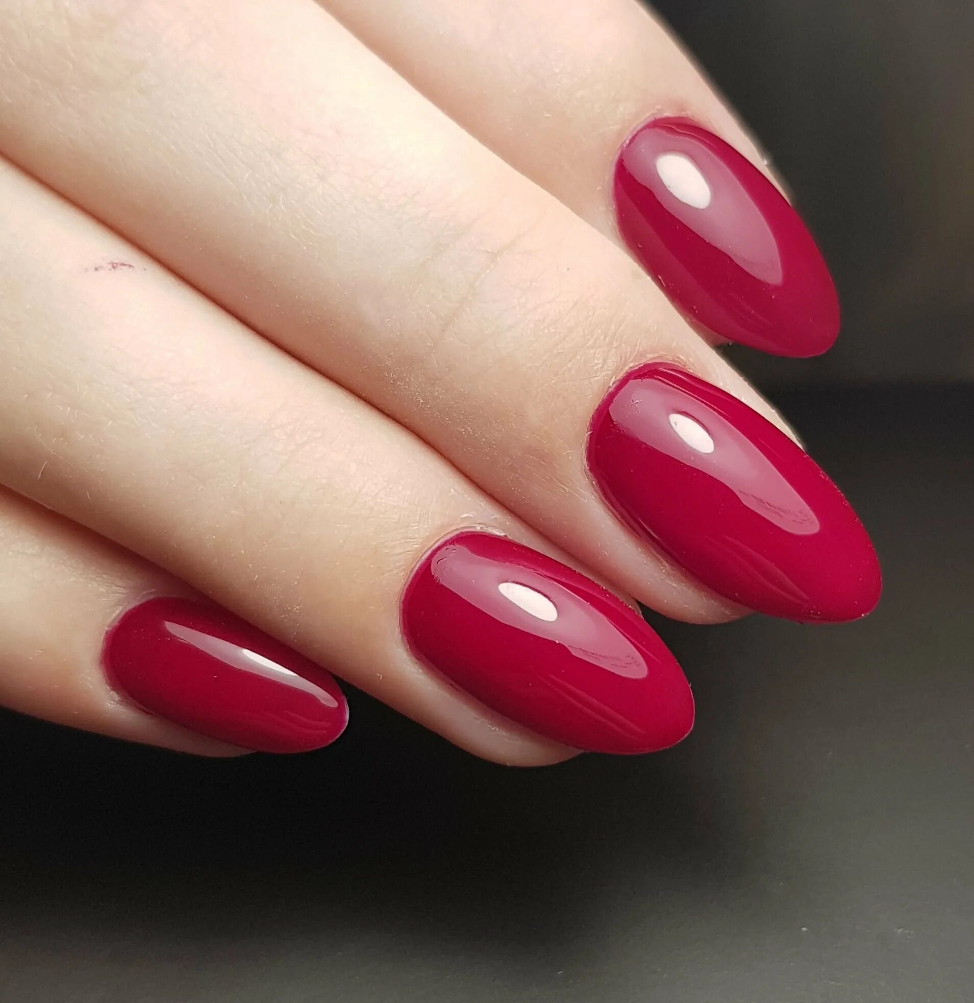 красный овальный маникюр. красные ногти овальной формы дизайн. красный маникюр на овальные ногти. красные ногти круглые. шеллак 2021 миндаль красный.