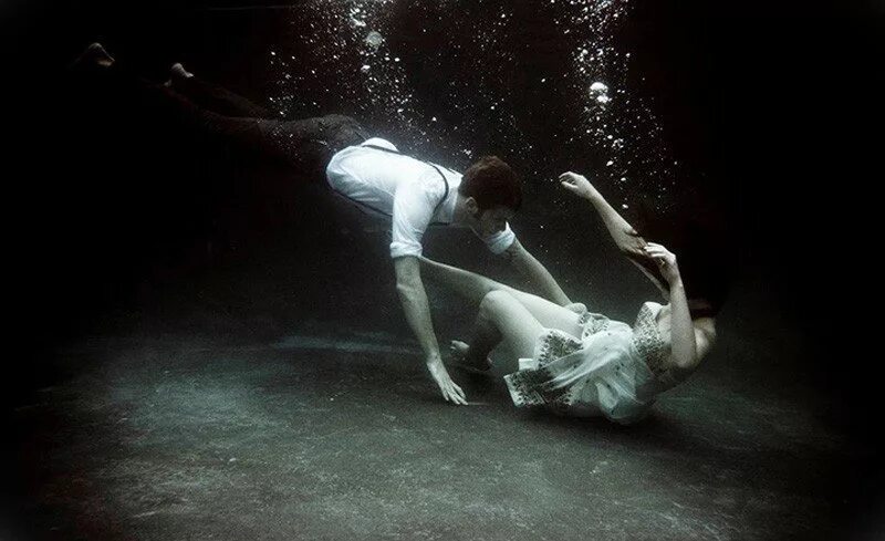 Тонуть мужчине в воде. Танец с водой. Двое под водой. Любовь в воде. Пара под водой.
