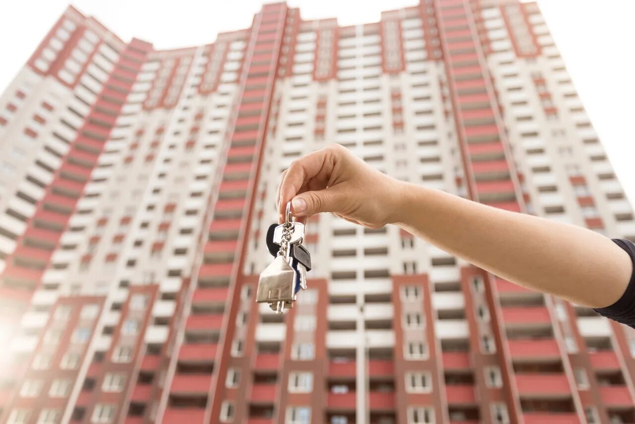 35 на покупку жилья. Ключи от квартиры. Ключи от новой квартиры в руках. Ключи в женской руке от жилья. Новостройка ключи.