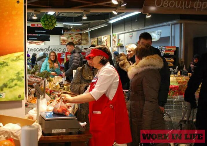 Кассир спар. Спар сотрудники. Униформа спар. Форма кассира. Spar сотрудники.