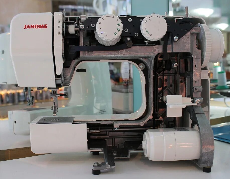 Швейная машинка janome 25s. Швейная машина Джаноме 5500. Джаноме машинка 2020. Швейная машинка Джаноме 2020. Janome 5500 челнок.