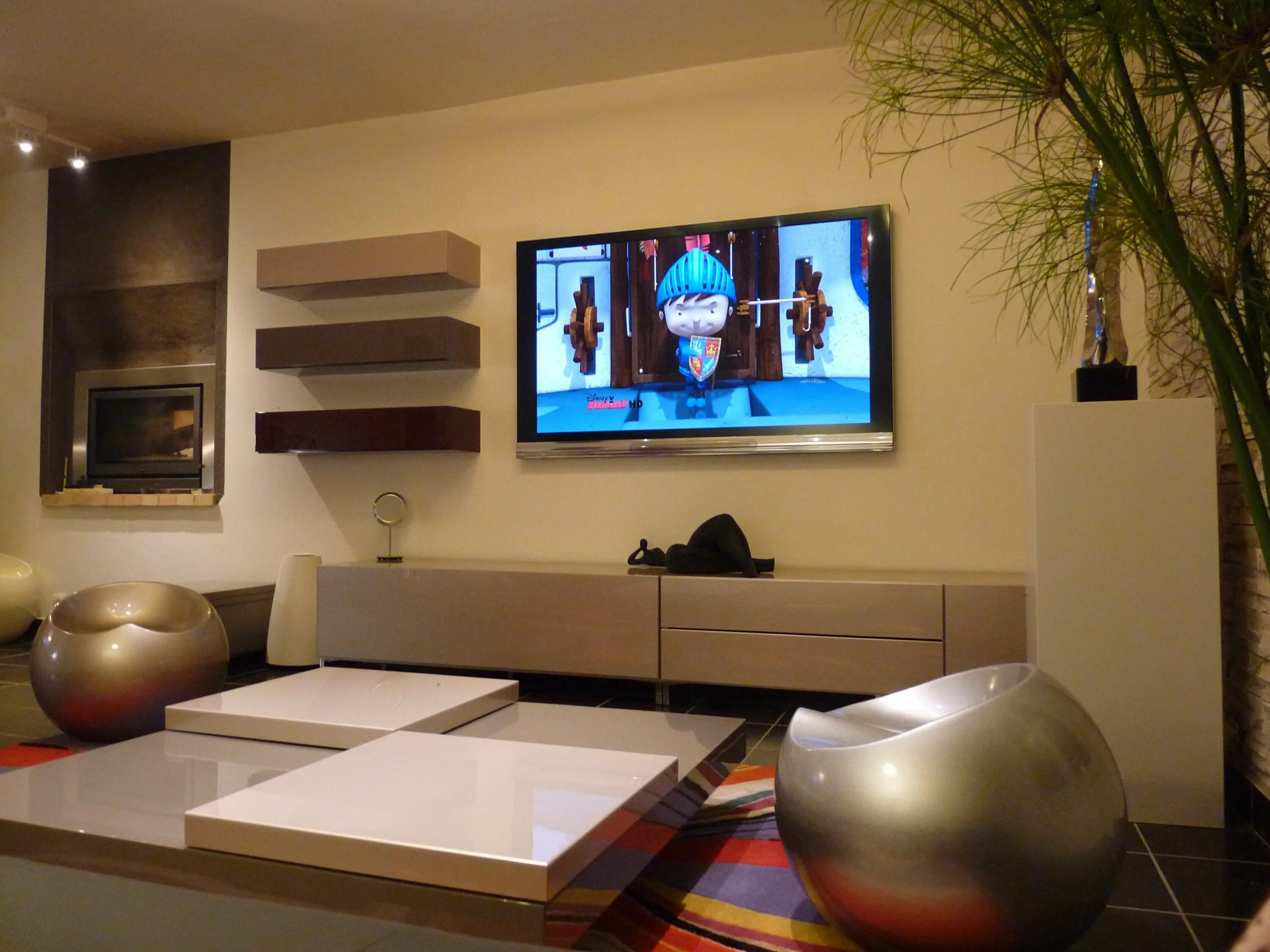 Включи под телевизор. Комната с телевизором. Тв стенд в гостиной. Включи под телевизор. Pioneer pdp 4280xa.