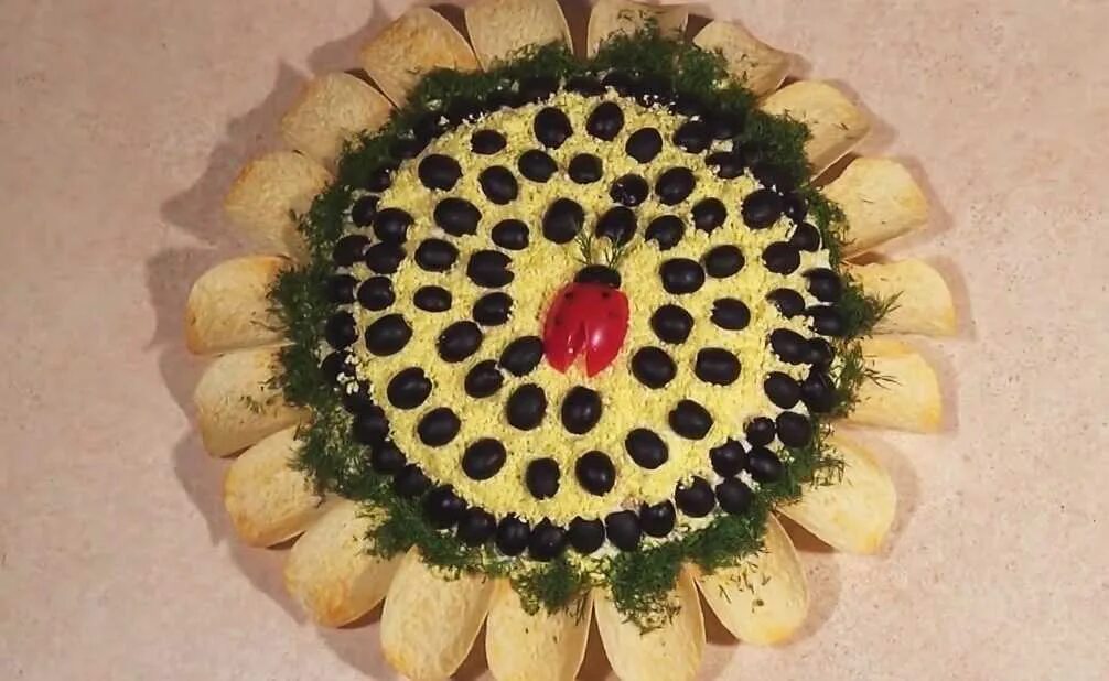 Подсолнух с жареными грибами. Салат подсолнух. салат подсолнух с курицей. подсолнух салат классический. салат подсолнух с печенью.