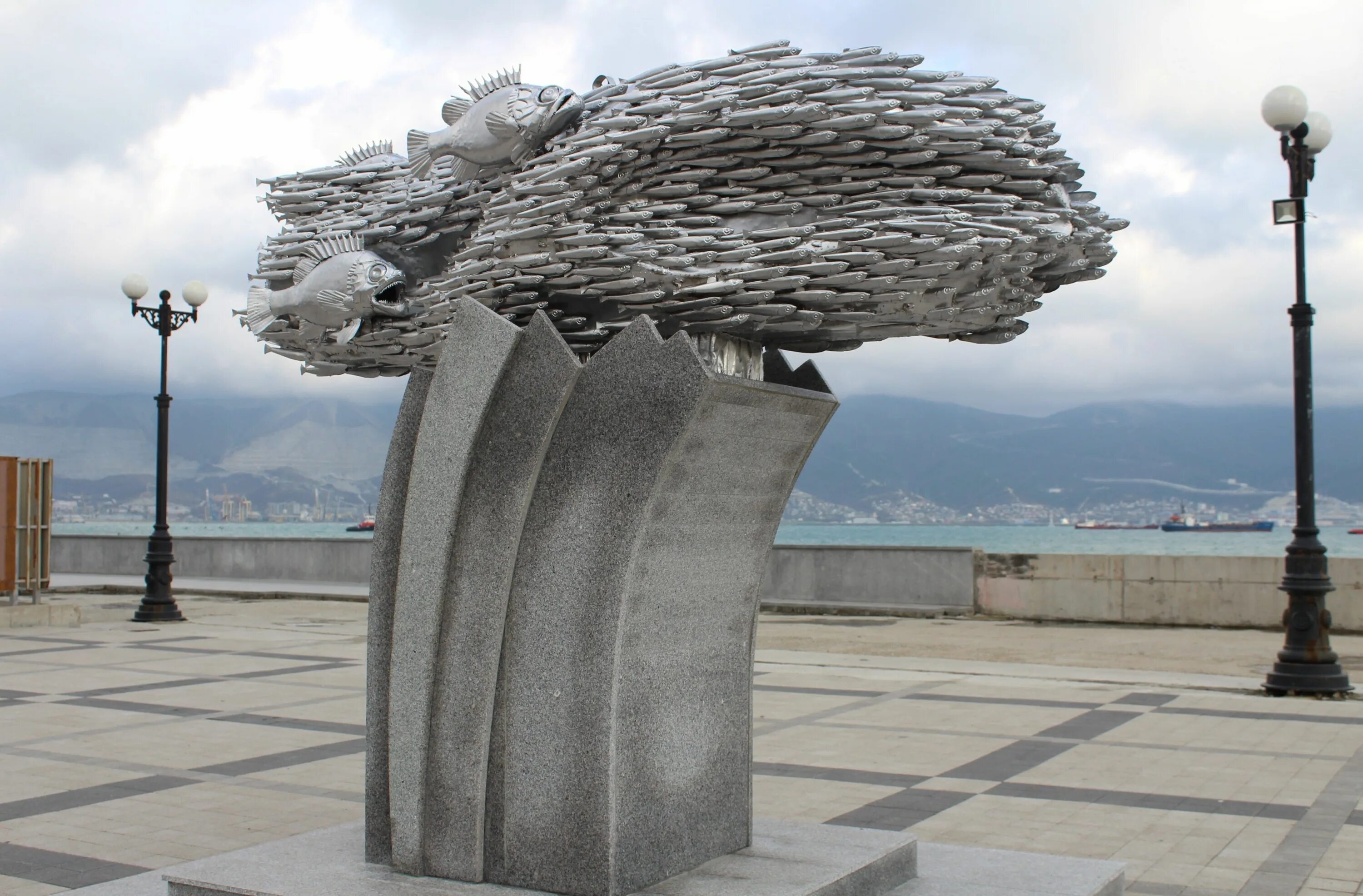 памятник хамсы в городе новороссийске. памятник хамсе в новороссийске. новороссийск памятник хамсе в новороссийске. памятник хамсе в новороссийске. памятник черноморской хамсе.