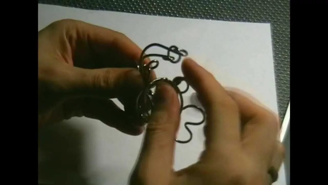Головоломка 2 разбор. Головоломка из проволоки три крестика с колечком. головоломки из проволоки как разобрать. головоломка стальная 2 кольца и крестик. головоломка разобрать две части.