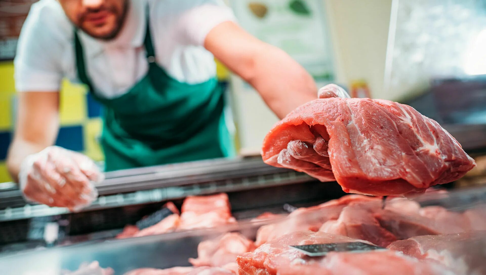 Продавец мясного отдела. Продавщица колбасного отдела. Продавщица в мясном отделе. Продавец в мясной магазин. Продавец мясной продукции.