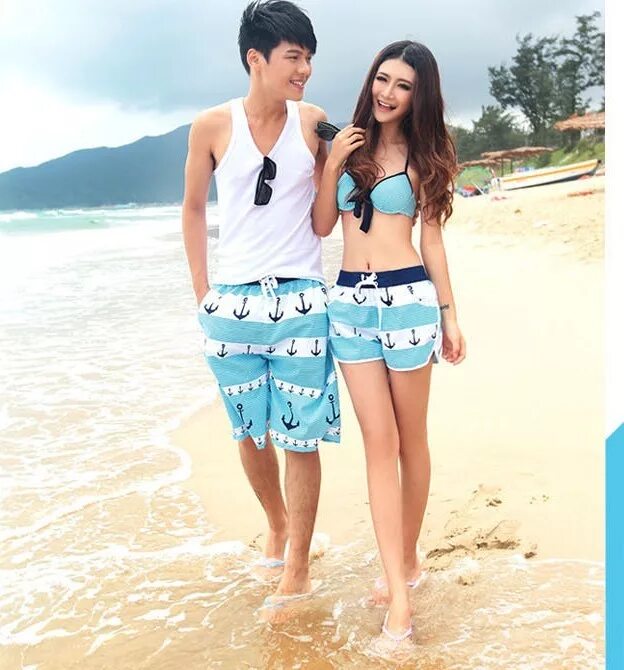 Мужчина в белой футболке обнимает девушку. Пара гуляет. Пара в шортах. Пара в летней одежде. Миранда новикова.