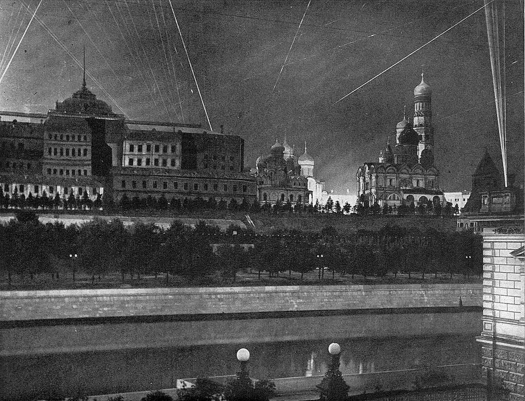 Москва летом 1941. Кремль Москва 1941. Московский Кремль маскировка 1941. Москва 1941 года маскировка Кремля. Московский Кремль маскировка в 1941 году.