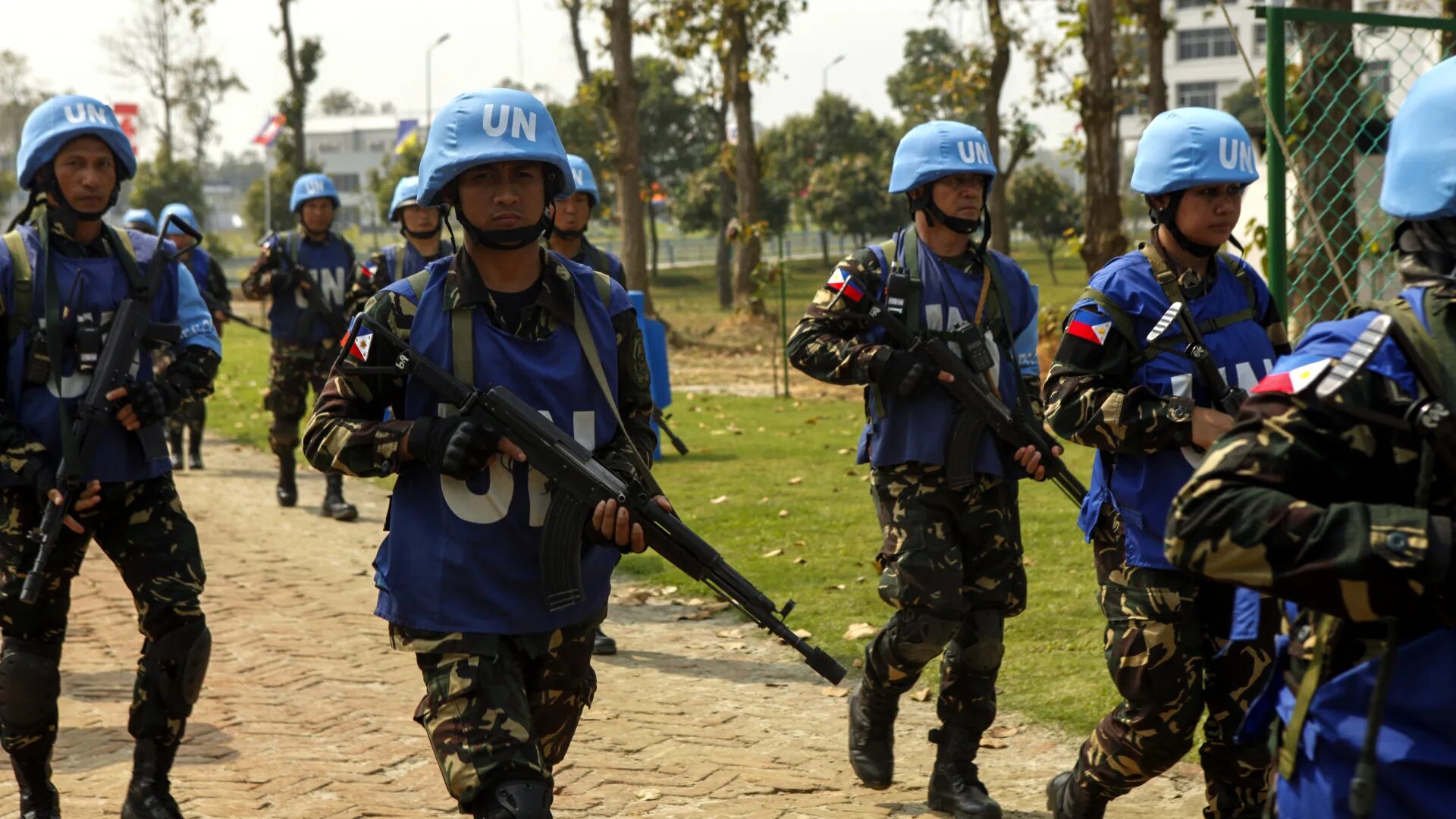 Рабочие оон. Одежда ООН. Миротворцы ООН. Филиппинская морская пехота. ООН форма одежды.