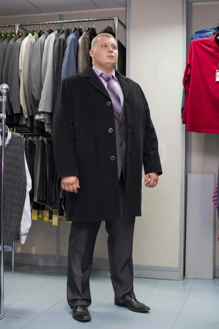 Магазин больших размеров мужской москва. Пальто для полных мужчин. Полный мужчина в костюме. Пальто мужское на полных мужчин. Мужской костюм большого размера.