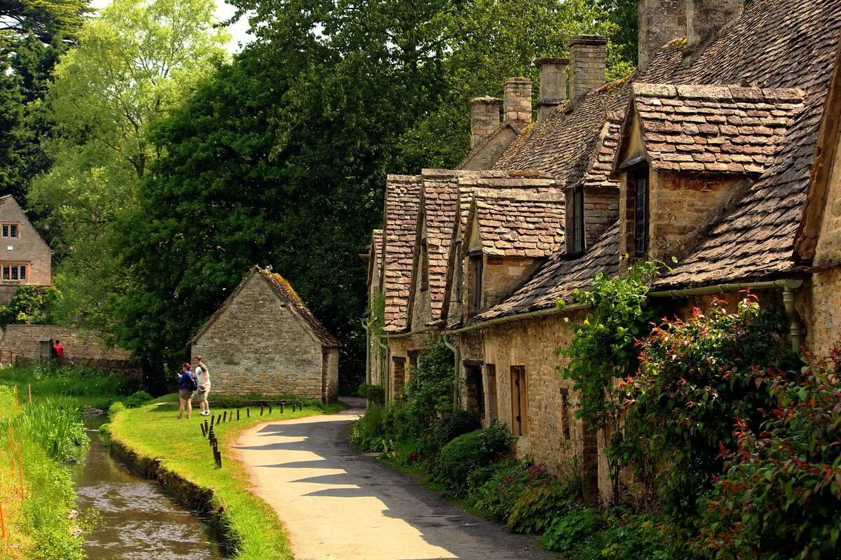 Advantage in the village. Деревня Бибери Великобритания. Деревня Бибури (Bibury). Байбери английская деревня. Графство Глостершир, Бибери.