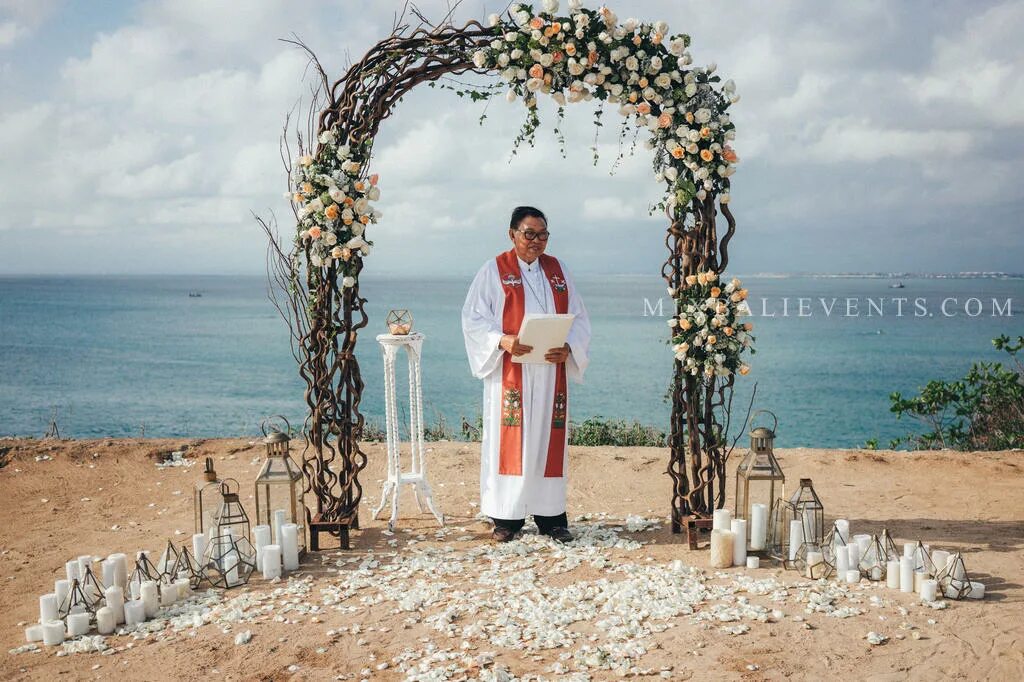 Церемония со. Балийская Свадебная церемония. Церемония свадьбы на берегу моря со священником. Свадьба на Бали. Священник на свадьбе.