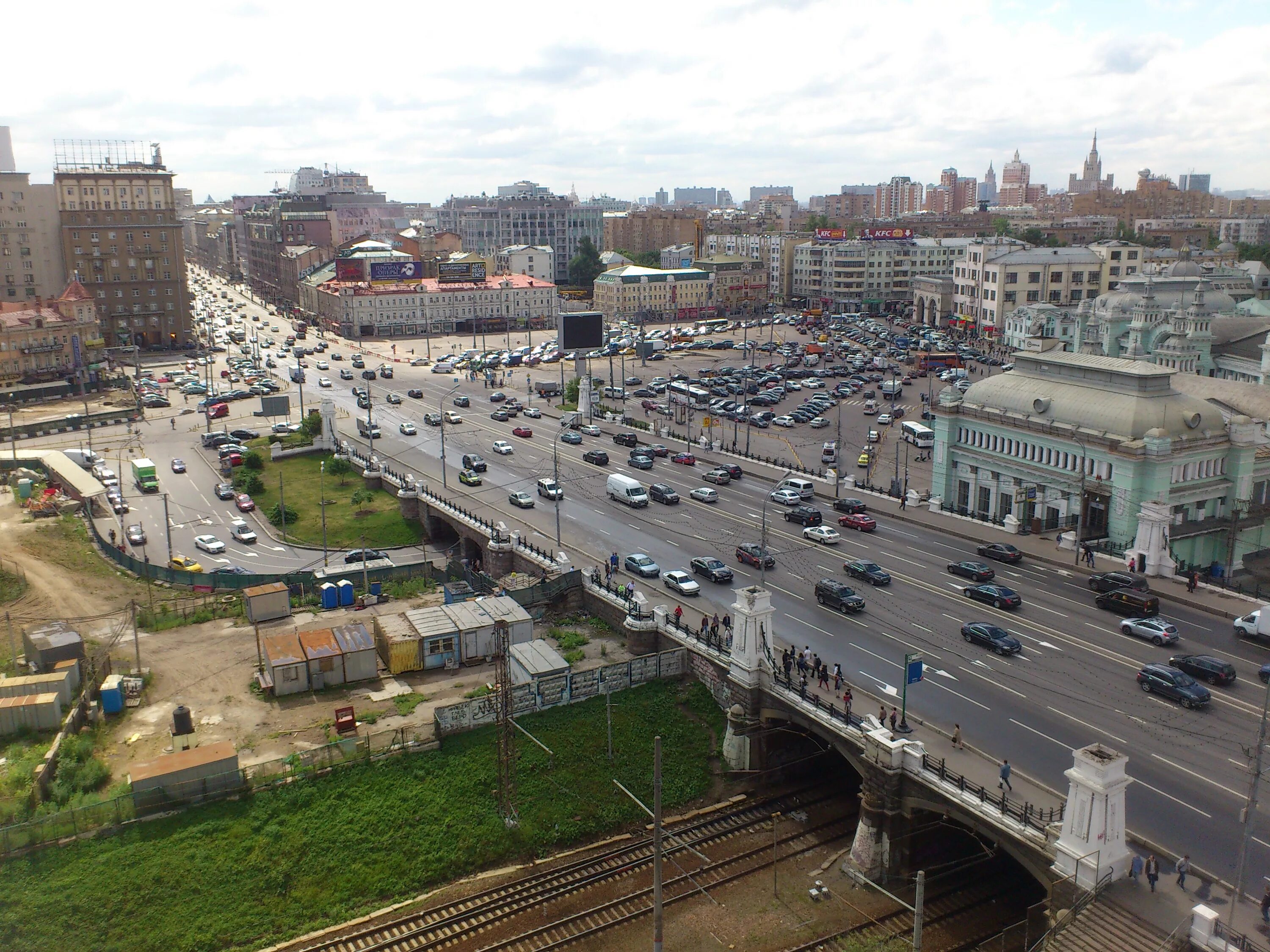 Москва ленинградская белорусский вокзал. Тверской путепровод у белорусского вокзала. Тверская застава мост. Тверской путепровод в Москве. Мост белорусский вокзал.