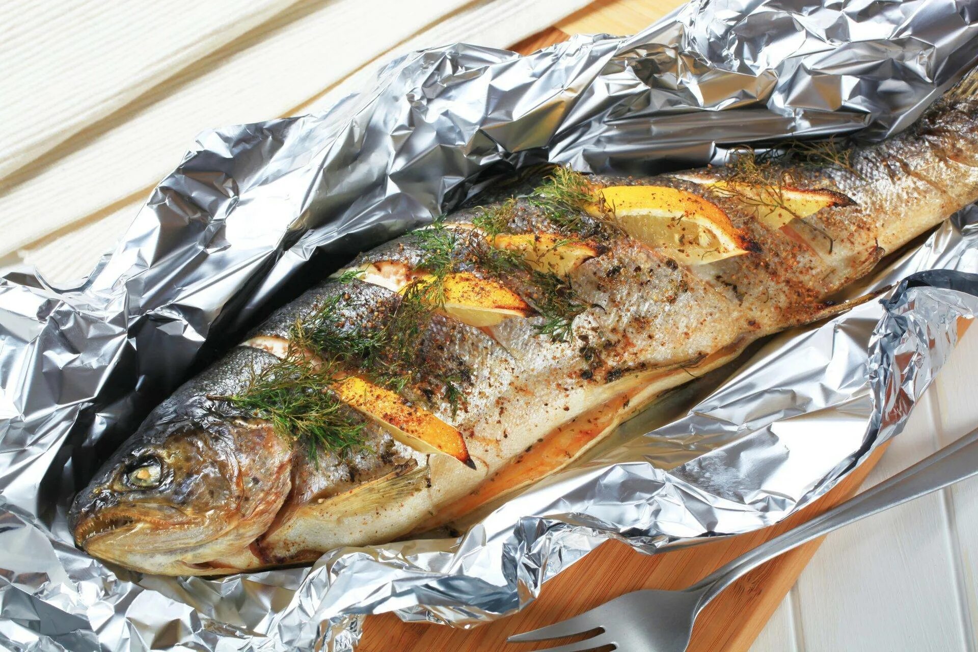 Фото запеченной форели. Австралийский лосось кахавай. Скумбрия в духовке в фольге с лимоном и луком. Рыба форель запеченная. Рыба в духовке в фольге.