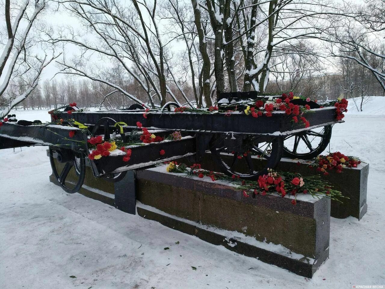 Кирпичный завод ленинград блокада. Московский парк победы санкт-петербург вагонетка. Ленинград блокада парк победы вагонетка. Парк победы блокада ленинграда. Мемориал вагонетка парк победы.