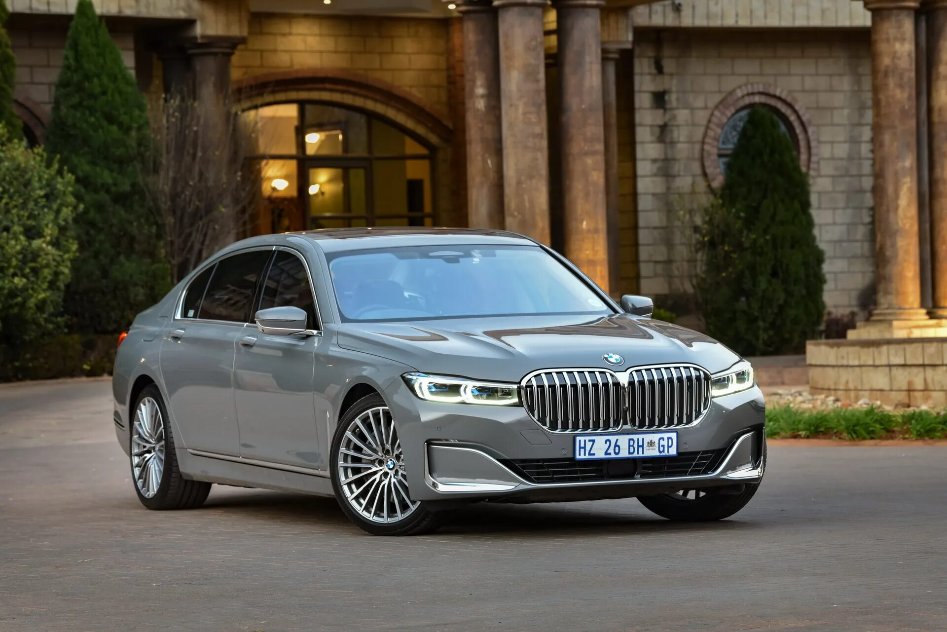 Бмв 750 москва. BMW 750li XDRIVE. БМВ 750li g12. BMW 740li XDRIVE. БМВ 750 li XDRIVE.