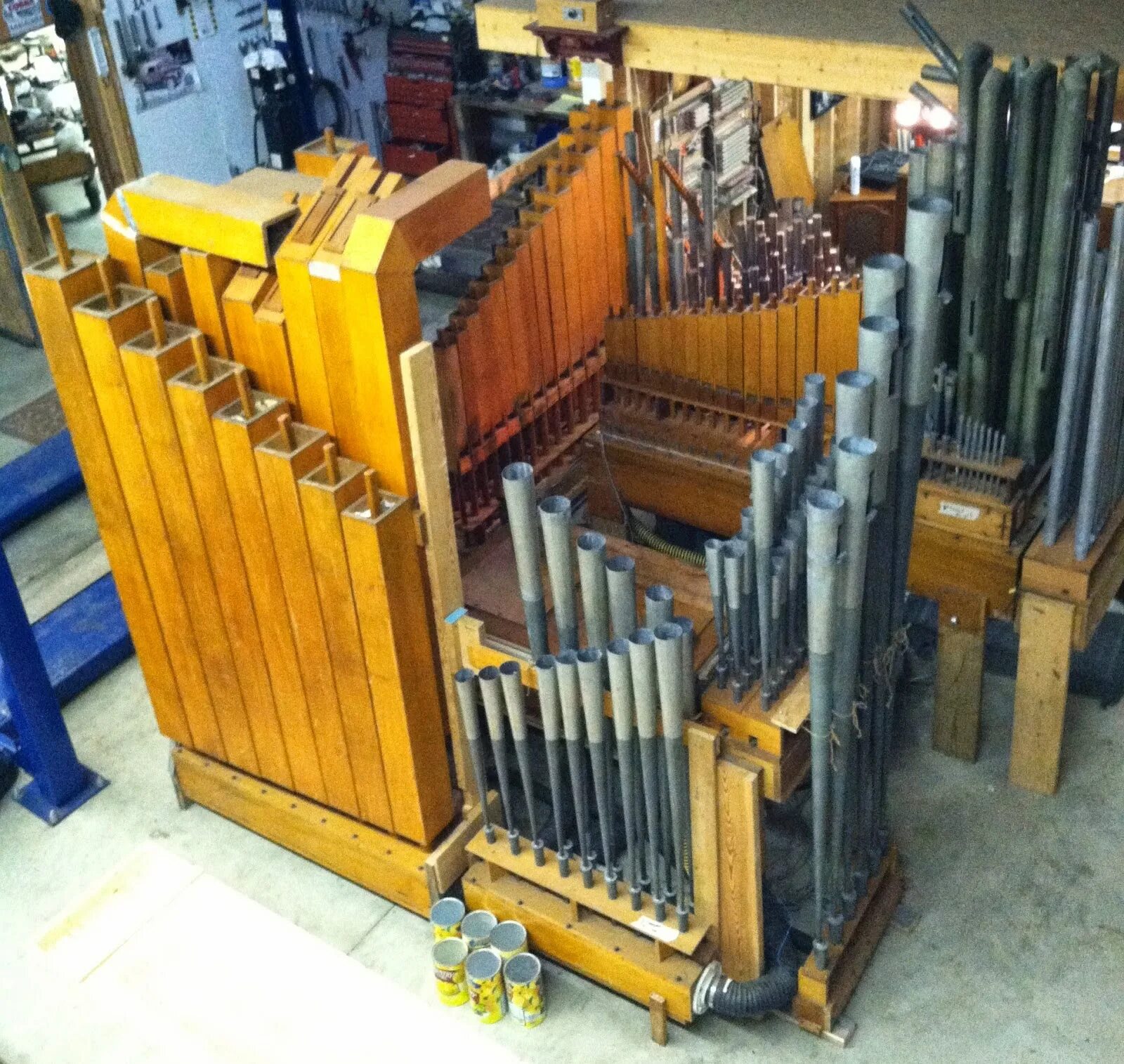 Орган Король инструментов. Самодельный орган. Трубы органа музыкального инструмента. Орган шоп. Ремонтный орган