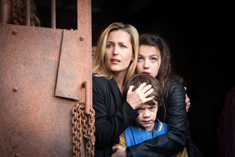 Железная схватка (2014). Железная схватка (2014). Джиллиан андерсон в железной схватке. Железная схватка robot overlords 2014. Железная схватка robot overlords 2014.