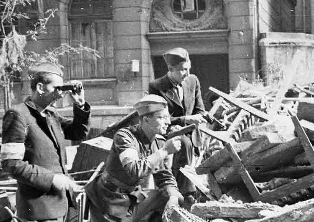 Восстание Поляков в 1944. Варшавское восстание 1944 года. 1 Августа 1944 года началось Варшавское восстание. Варшавское восстание 1944г.. Восстания 1944 года