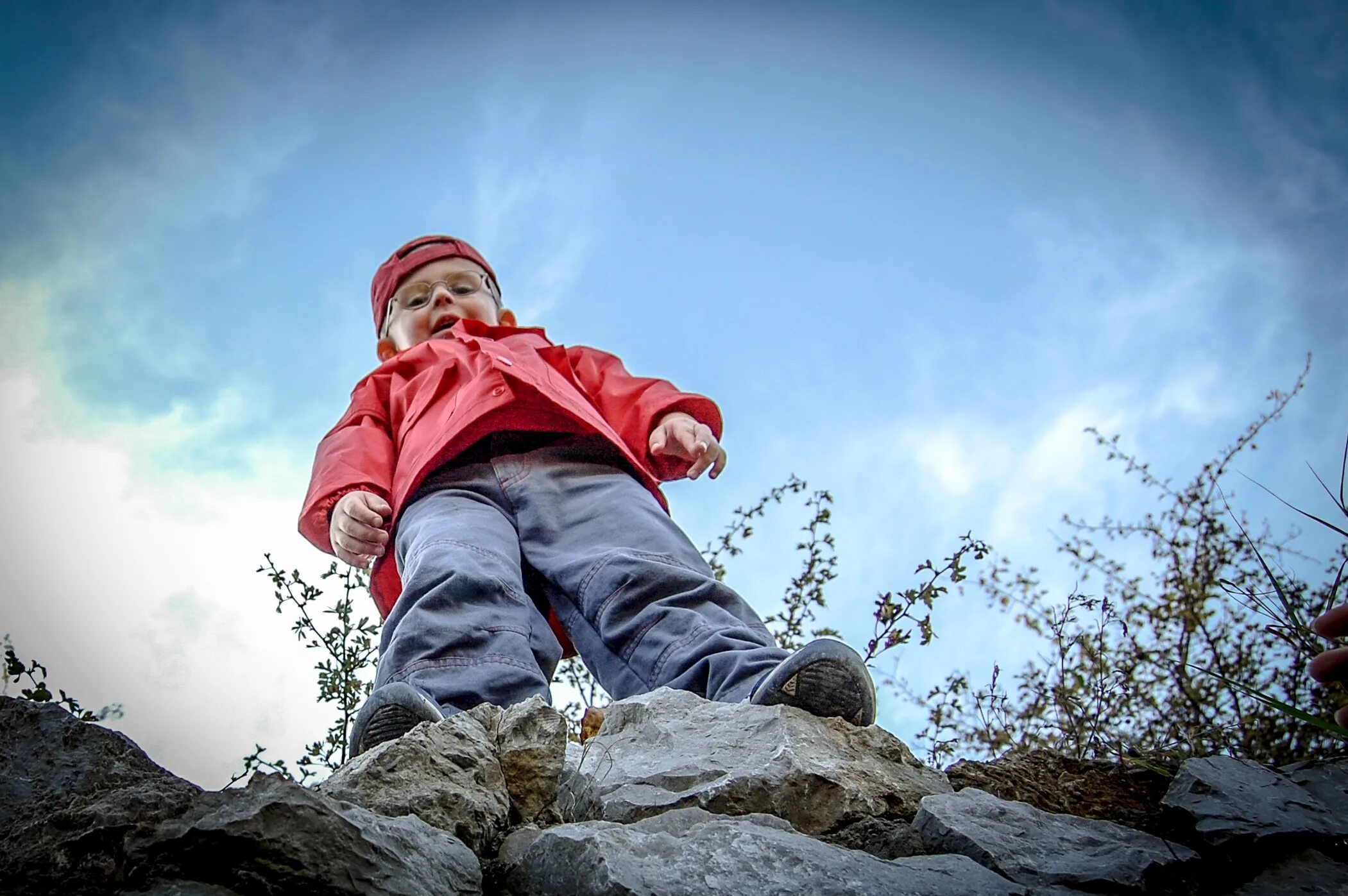 Mountain child. Страх высоты. Горы для детей. Мальчик в горах. Малыш в горах.