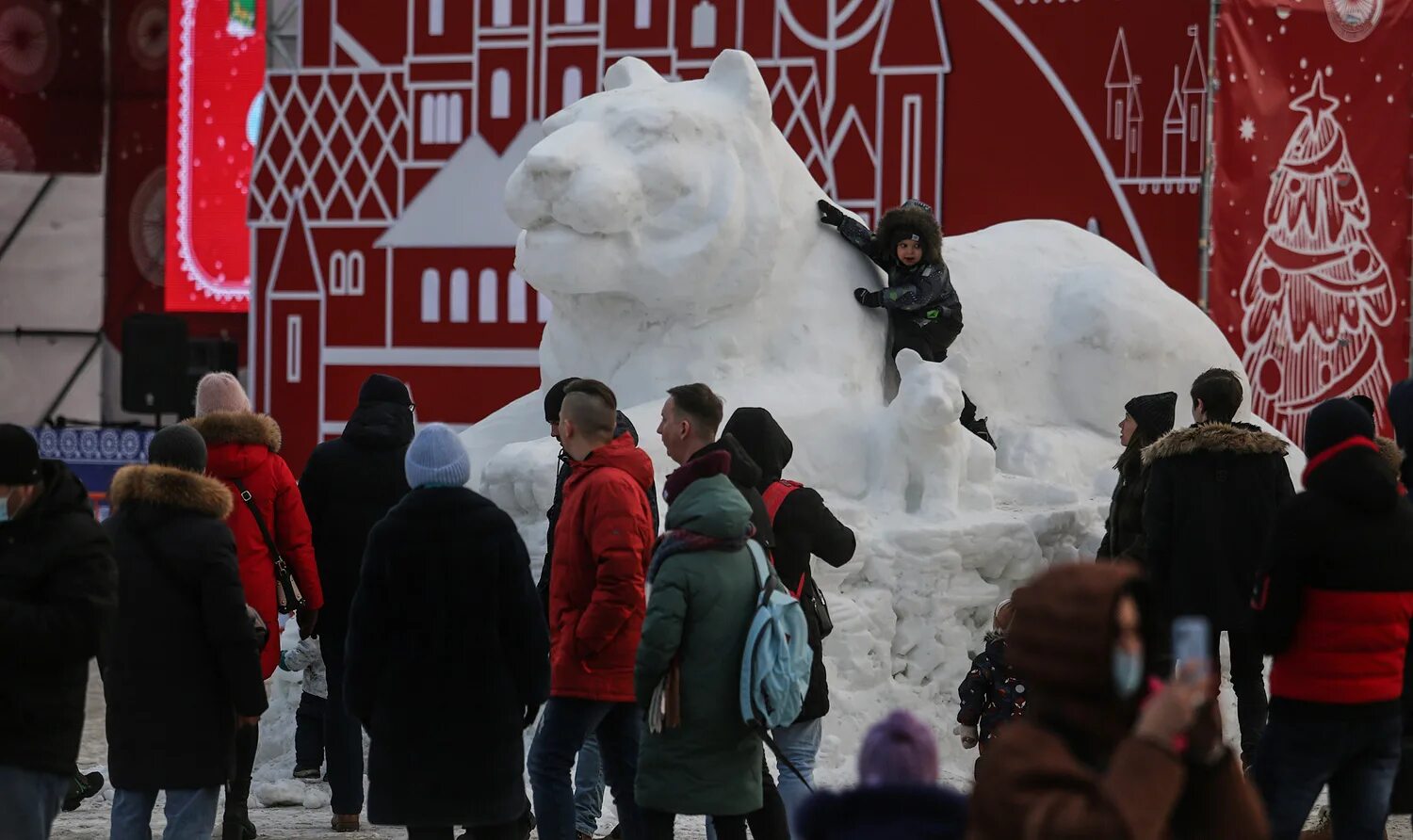 Новый год город ждет. Город новогодний для детей. Владивосток каток на площади 2021. Город новый год! 3 канал (31. Встреча нового года на красной площади.