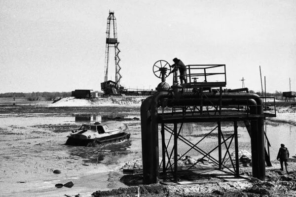 1960 Месторождение нефти в Тюмени. Буровая скважина Самотлорское месторождение. Березовское месторождение нефти в Западной Сибири. Самотлор нефтяное месторождение.