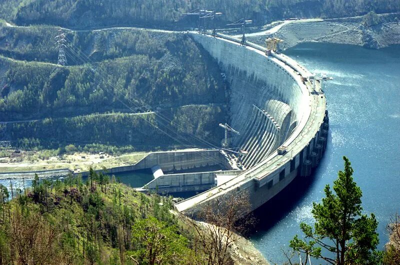 Самая большая платина. Река Енисей Саяно Шушенская ГЭС. Саяно Шушенская дамба. Гидроэлектростанция Саяно Шушенская. Плотина Саяно-Шушенской ГЭС.