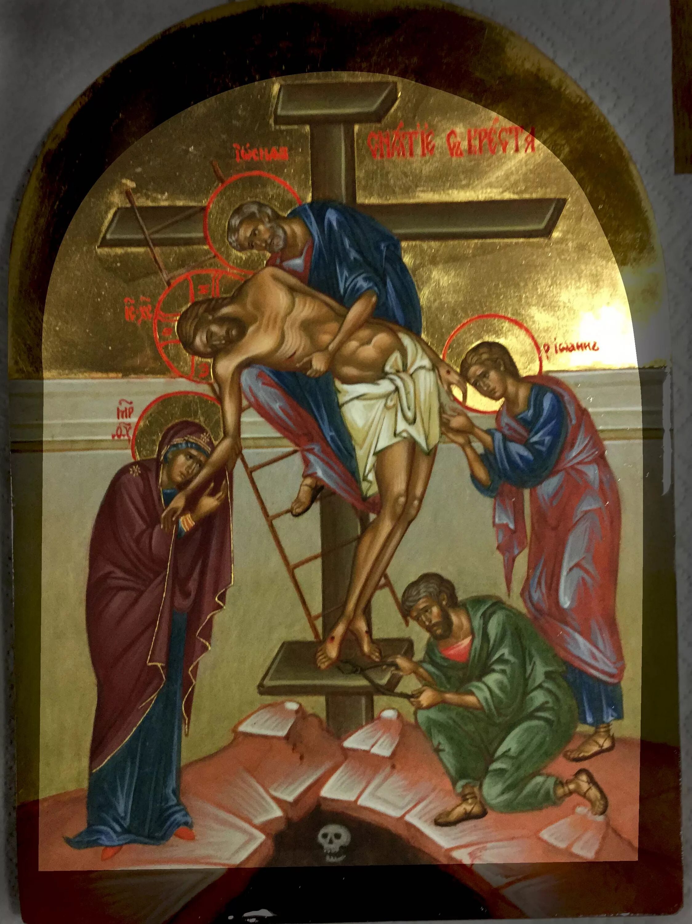 Иисус снят с креста. Снятие с креста, икона. снятие иисуса с креста икона. погребение господа иисуса христа икона. снятие с креста икона византия.