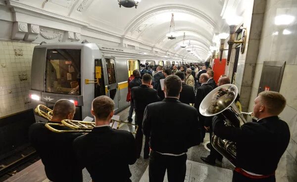 парад метро в москве. поезда метро в метрополитен. парад поездов метро москва яуза. ретропоезд сокольники на кольцевой линии. метровагон еж3.