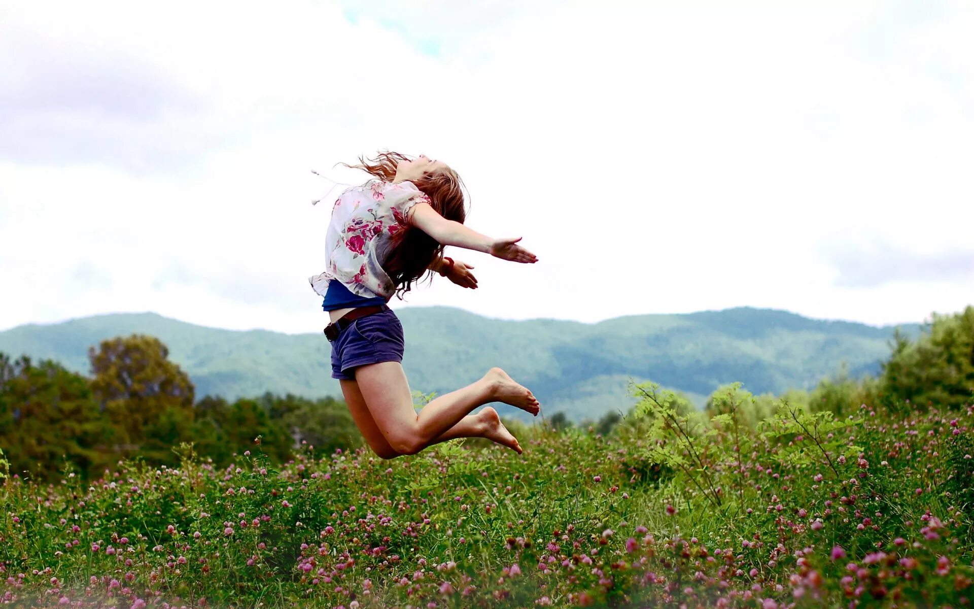 Девушка в прыжке. Счастливая девушка. Красивая девушка прыгает. Девушка счастье. Красивая девушка прыгает.