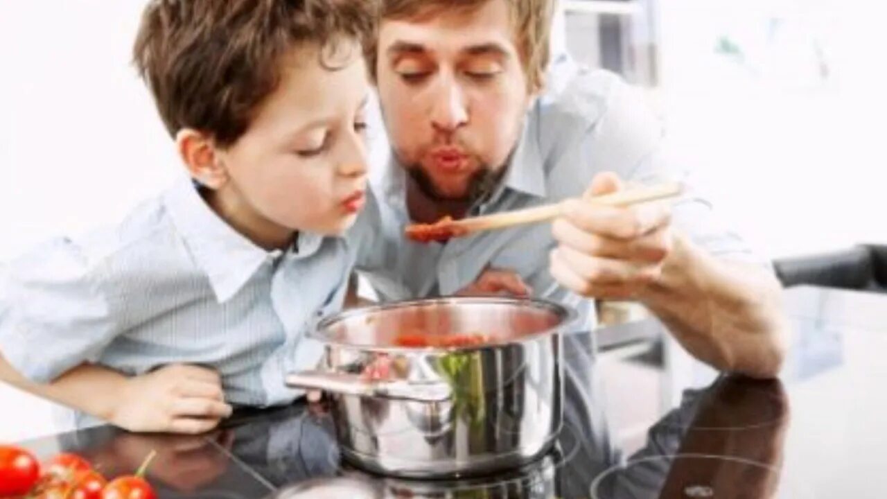 Дочки дают отцам на кухне после приготовления пищи
