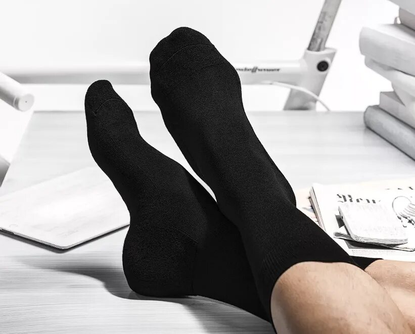 в ящике лежат 30 белых и 30 черных пар носков. мужские носки в шкафу. носки в черном ящике. носки разбросанные по квартире. пачка носков.