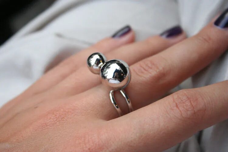 кольцо с шариками серебро. кольцо два шара. стильное кольцо с жемчугом. кольцо золотое с двумя шарами.