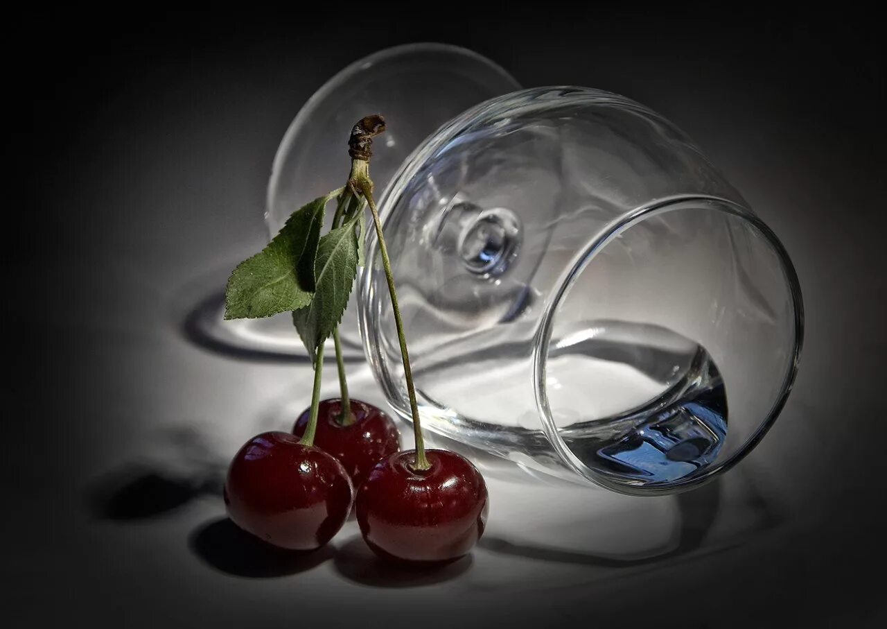 Ягоды в стекле. Стеклянные фрукты. Стеклянная вишня. Натюрморт со стеклом. Натюрморт с вишнями.