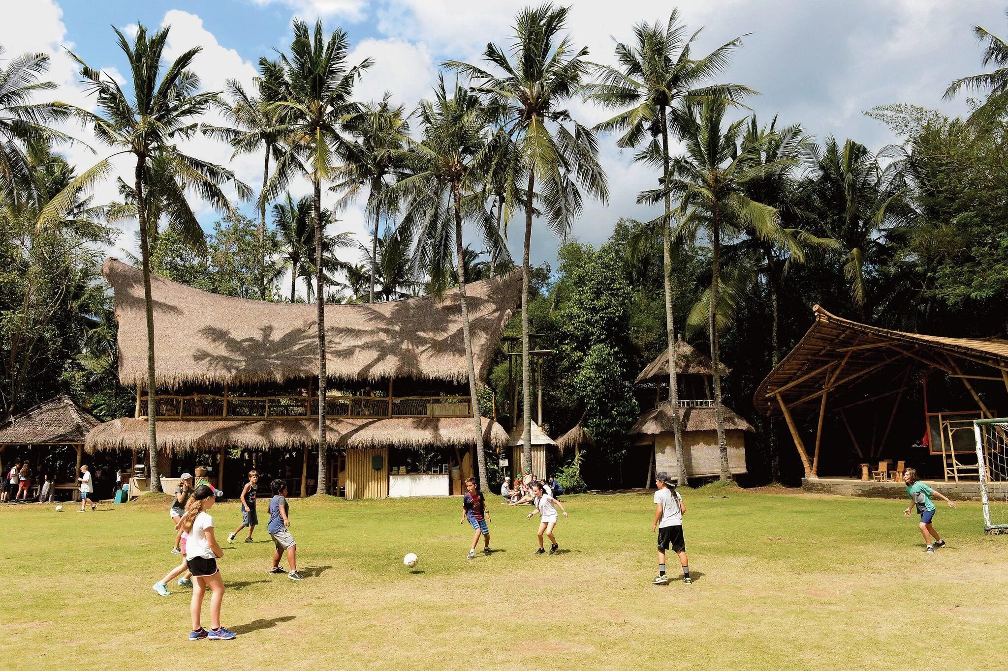 School bali. Грин скул Бали. Зеленая школа на Бали. Green School Бали, Индонезия. Школа Бали Убуд.