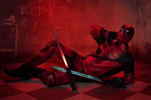 Fondos de Pantalla Deadpool Héroe Cosplay Estar acostado Espadas.