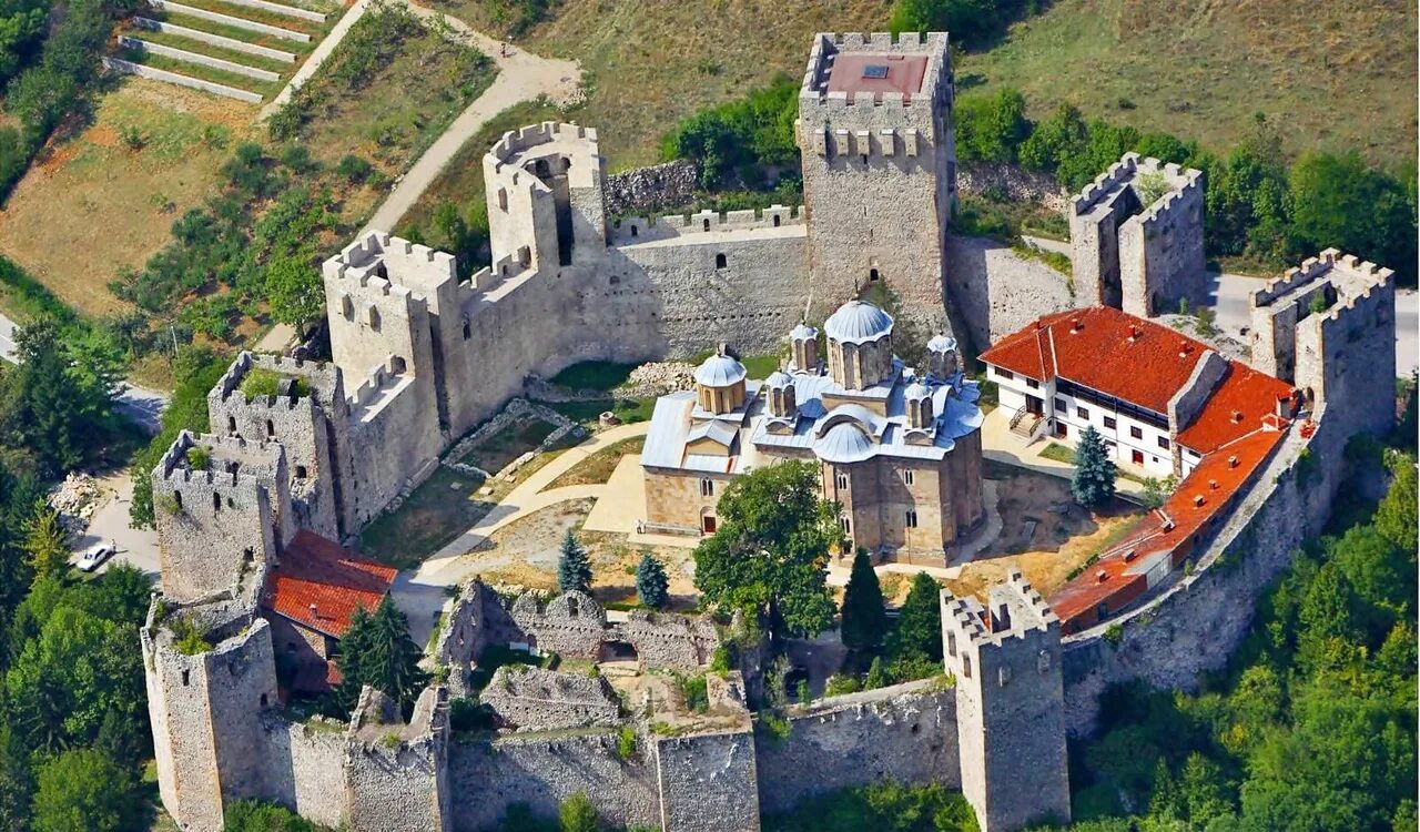Самый крупный монастырь в европе. Монастырь Манасия Сербия. Монастырь Манасия,Деспотовац,Сербия. Монастырь Манасия Сербия план. Монастырь крепость Сербия.